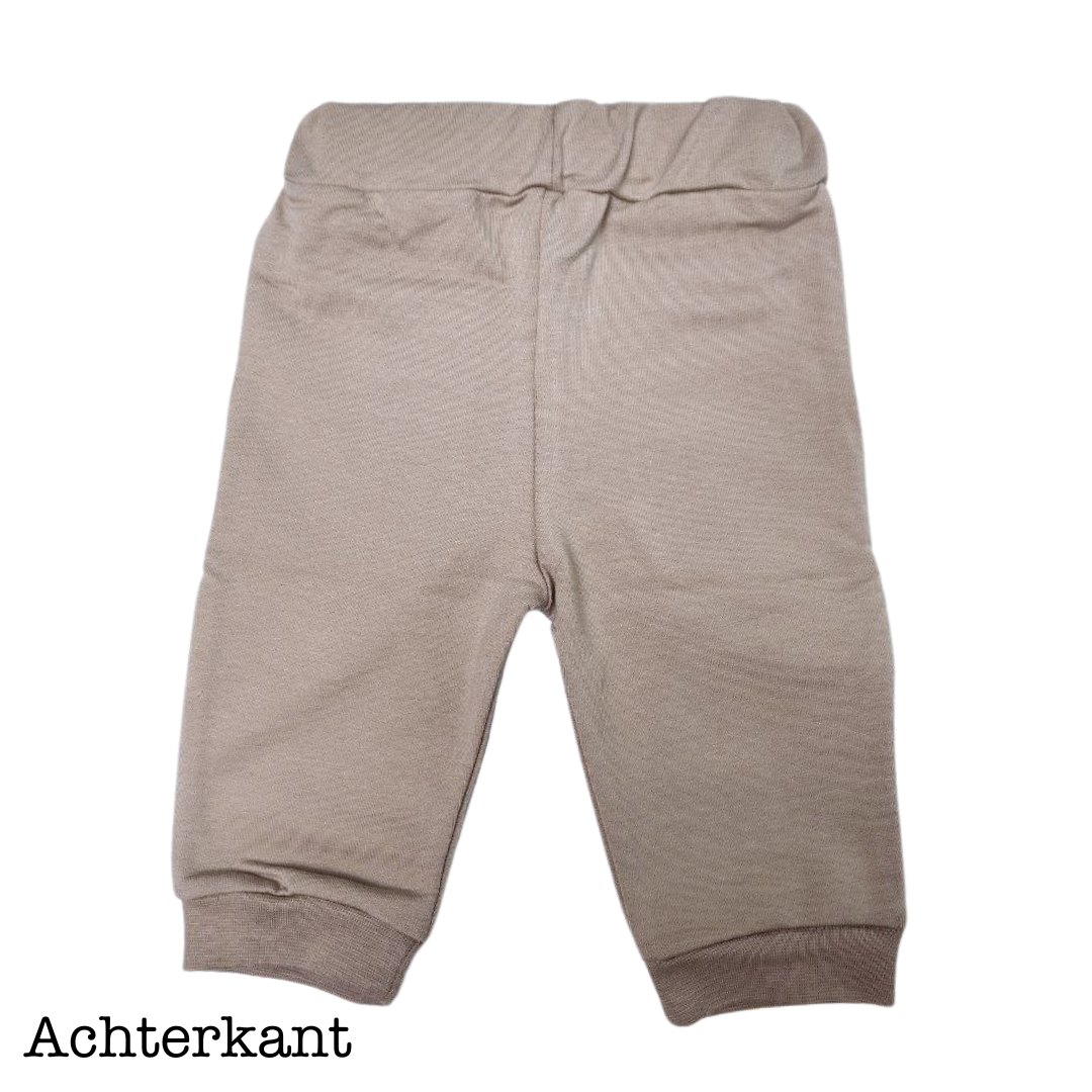 Beige, neutrale broek voor peuters en baby's. Zowel voor jongens als meisjes geschikt. Makkelijk combineerbaar met andere kledij.