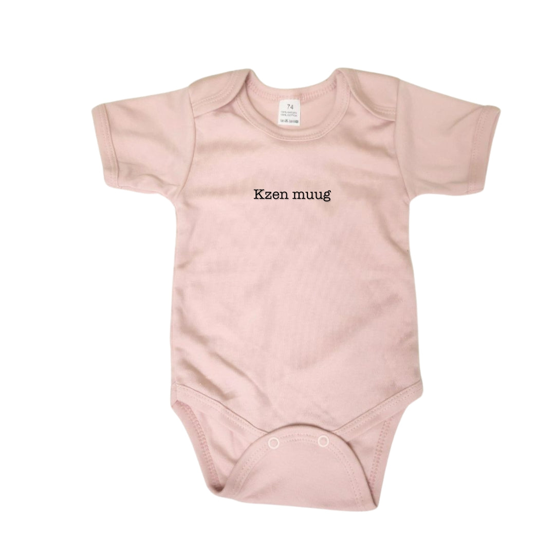 Roze body met een grappig opschrift 'kzen muug'. Dit is een leuk cadeau voor babymeisjes. Ook leuk als babyshower cadeau!