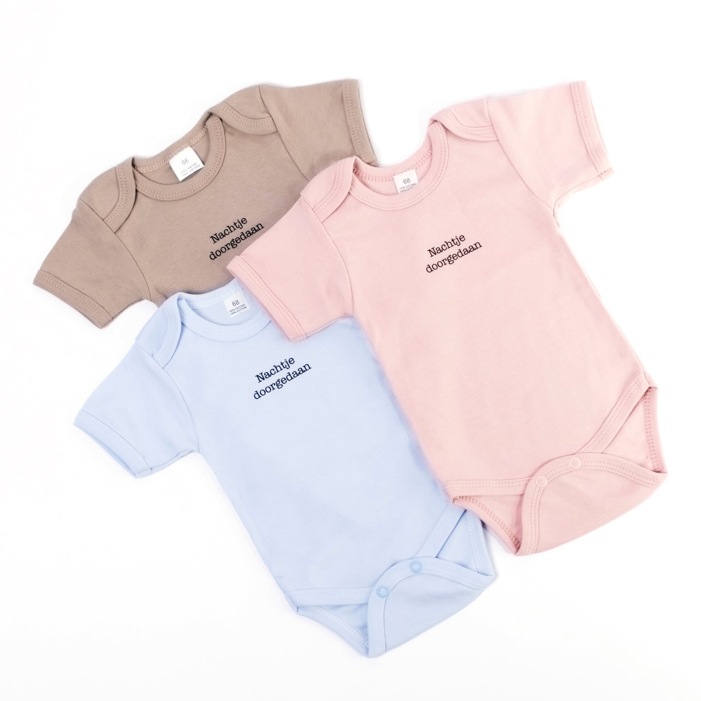 Drie body's samen, een beige, blauw en een roze. Deze leuke body's voor baby's hebben een grappig opschrift waardoor het het ideale cadeau is.