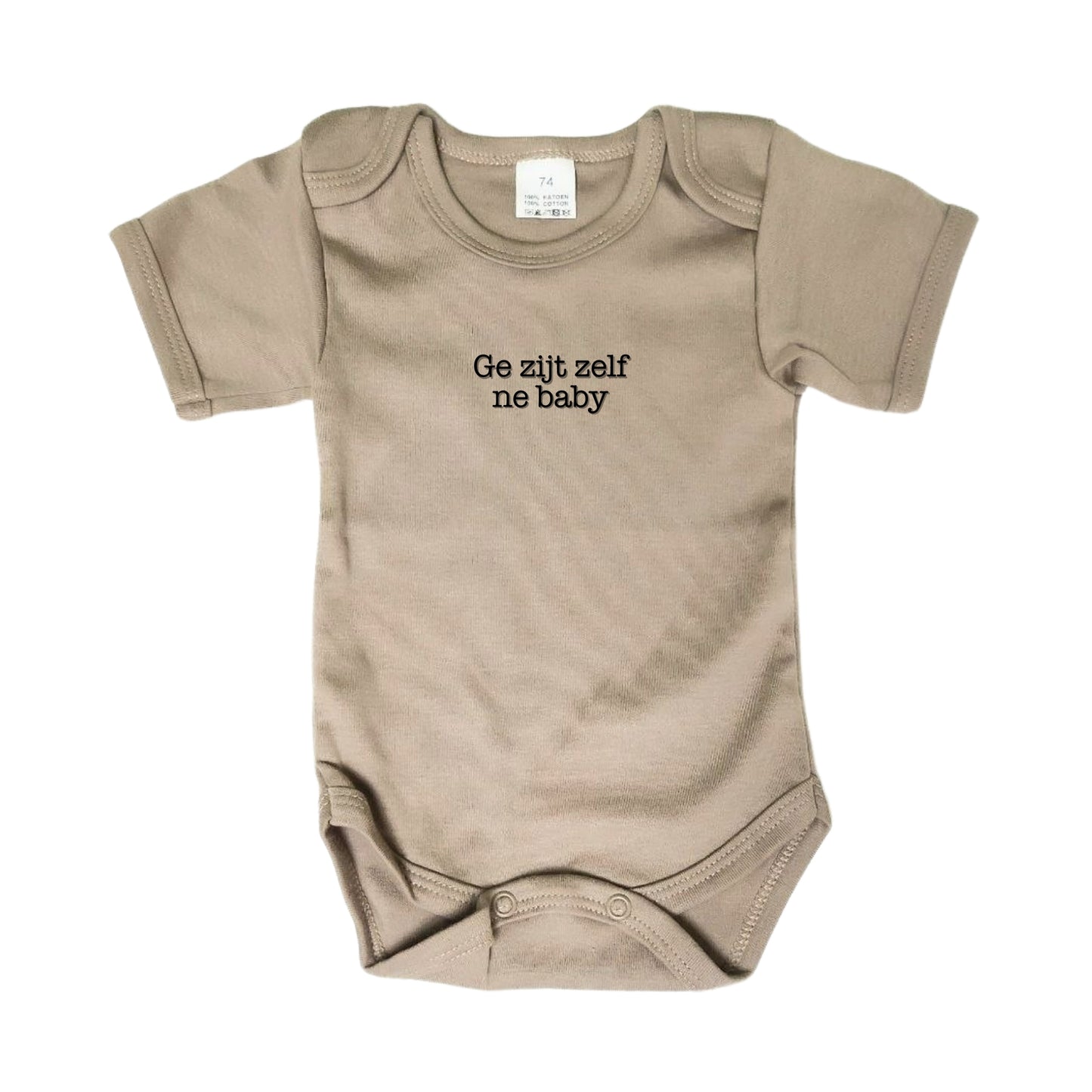 Beige babybody met de tekst 'ge zijt zelf ne baby' op gedrukt. Tof om als cadeautje te geven aan jonge ouders!