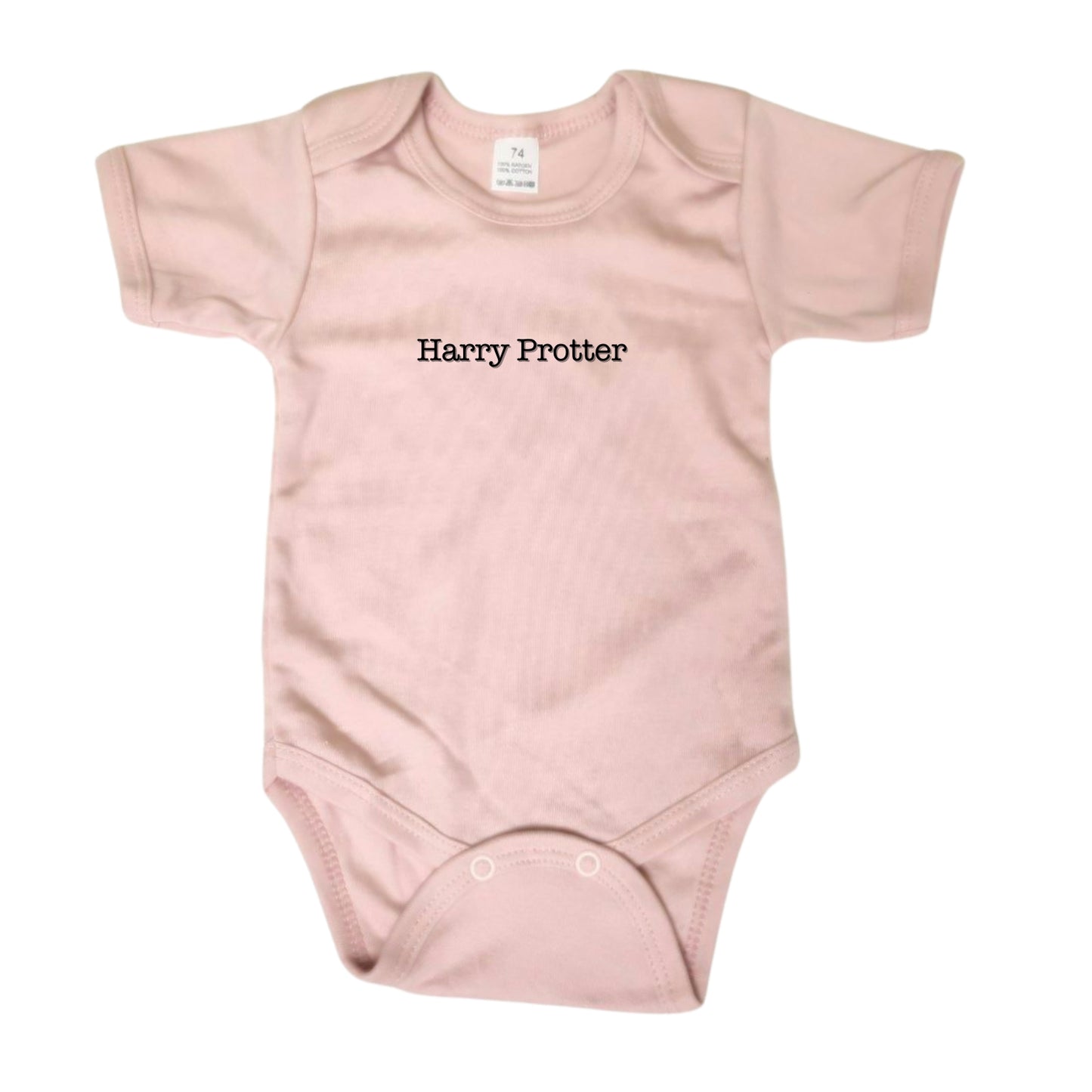 Een origineel babygeschenk voor fans van Harry Potter. Een roze body met grappige tekst op.