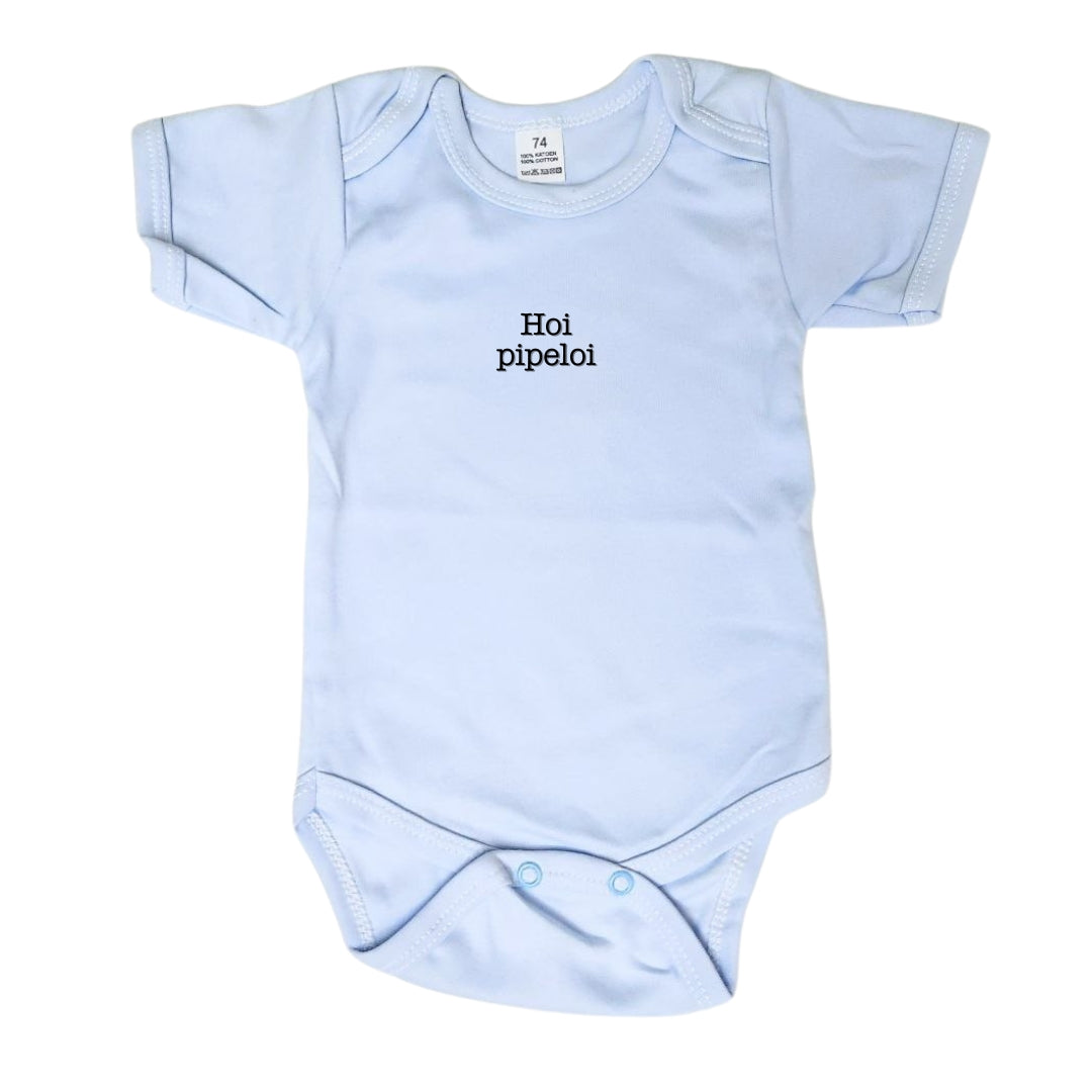 Blauwe romper waar hoi pipeloi op geschreven staat. Een leuk kraamcadeautje voor kersverse ouders van een jongetje!