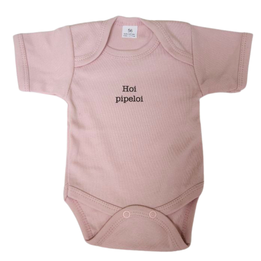 Een roze body voor baby's waar 'Hoi pipeloi' op geschreven staat. Dit is een leuk kraamcadeau voor baby's