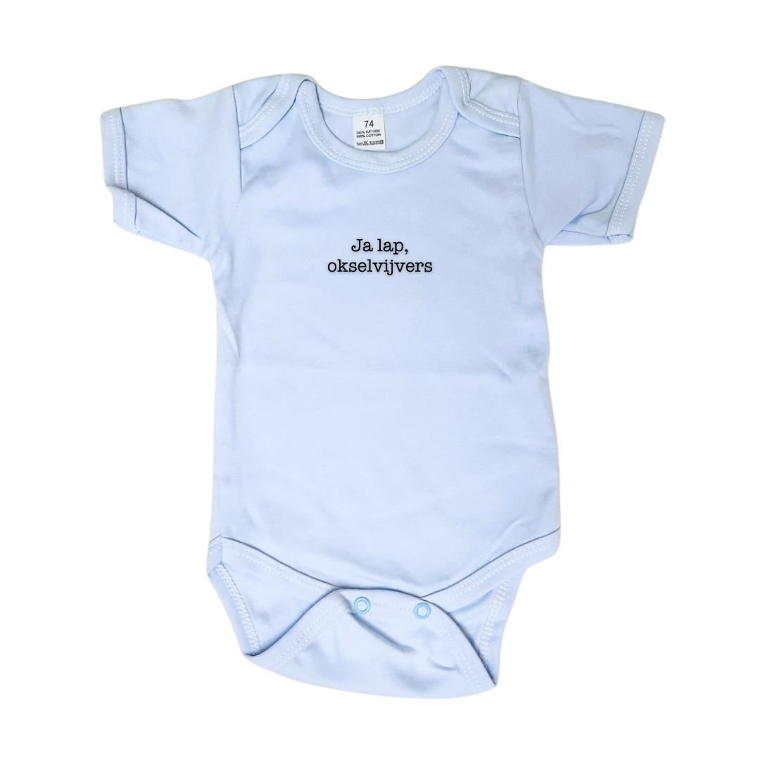 Blauwe body voor baby's met het grappige opschrift 'ja lap, okselvijvers'. Geïnspireerd door de serie Het Eiland. Dit is dus ook een ideaal cadeau voor de fans van Het Eiland.