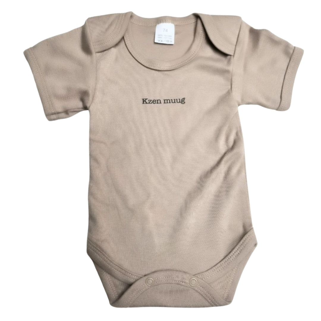Beige body voor baby's met een leuk opschrift. Er staat 'kzen muug' op de body gedrukt. Leuk als cadeau voor jonge mama's en papa's!