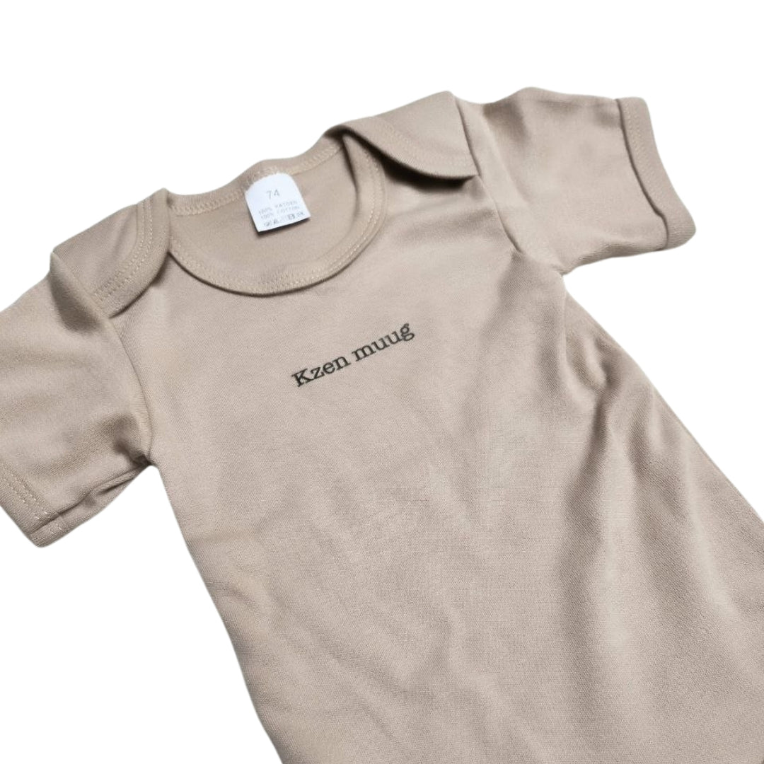 Beige body met het opschrift 'kzen muug'. Tof als babycadeau!