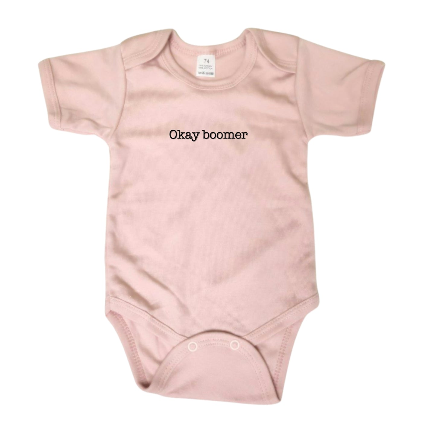 Roze body met de tekst 'okay boomer'. Grappig als babycadeau voor ouders van jonge kindjes