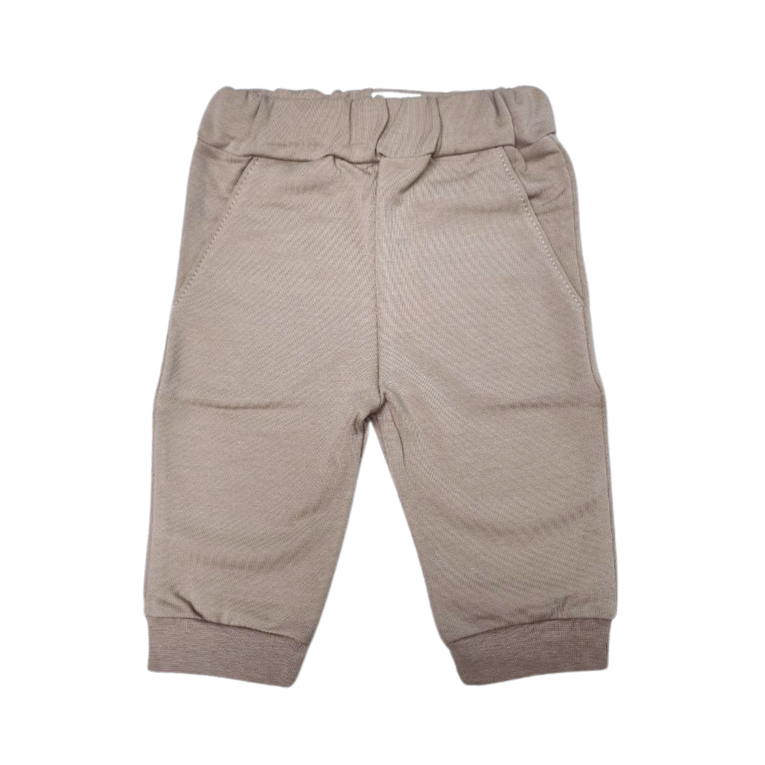 Beige broekje voor baby's, gemaakt van zacht joggingstof. Geen vervelende drukknopen of ritsen.