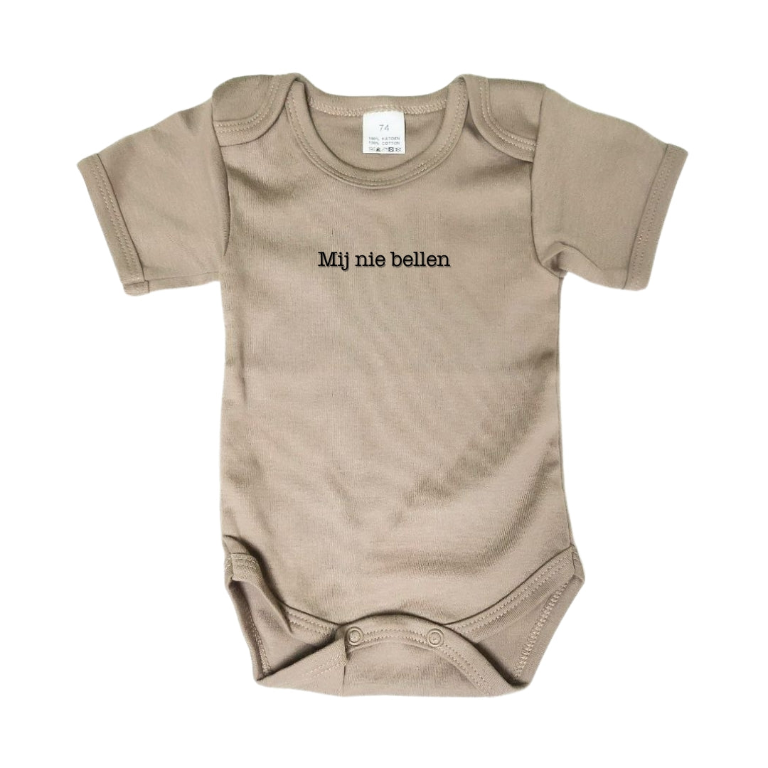 Beige body met grappige tekst 'mij nie bellen'. Een origineel cadeau voor bij babyshowers of als kraamcadeau