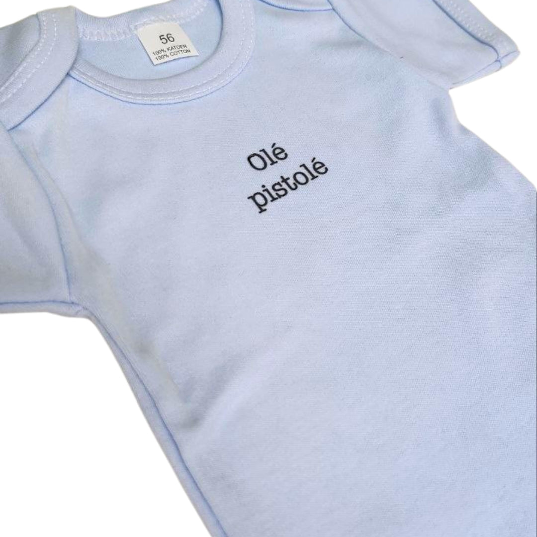 Blauwe babybody met de tekst 'olé pistolé'. Origineel babycadeau uit België