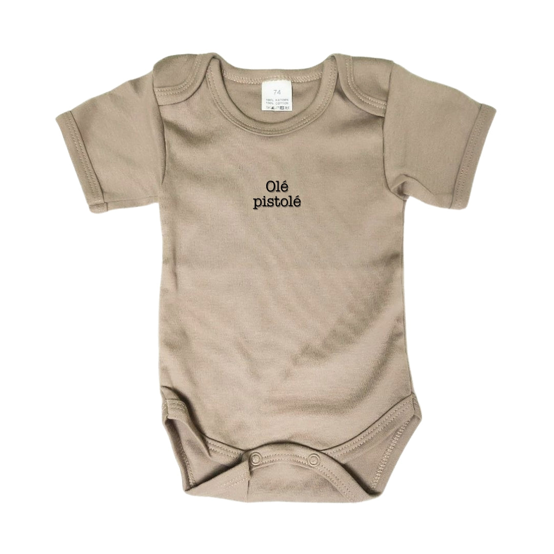 Beige babybody met neutrale kleur. Er staat een grappige print op. Leuk als babyshower cadeau!