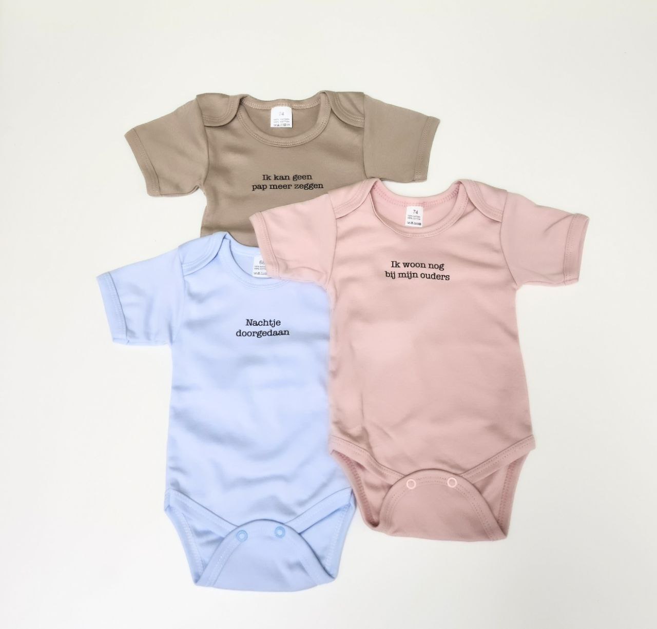 Trio van drie body's met elk een grappig opschrift. Origineel om te geven als babycadeau!