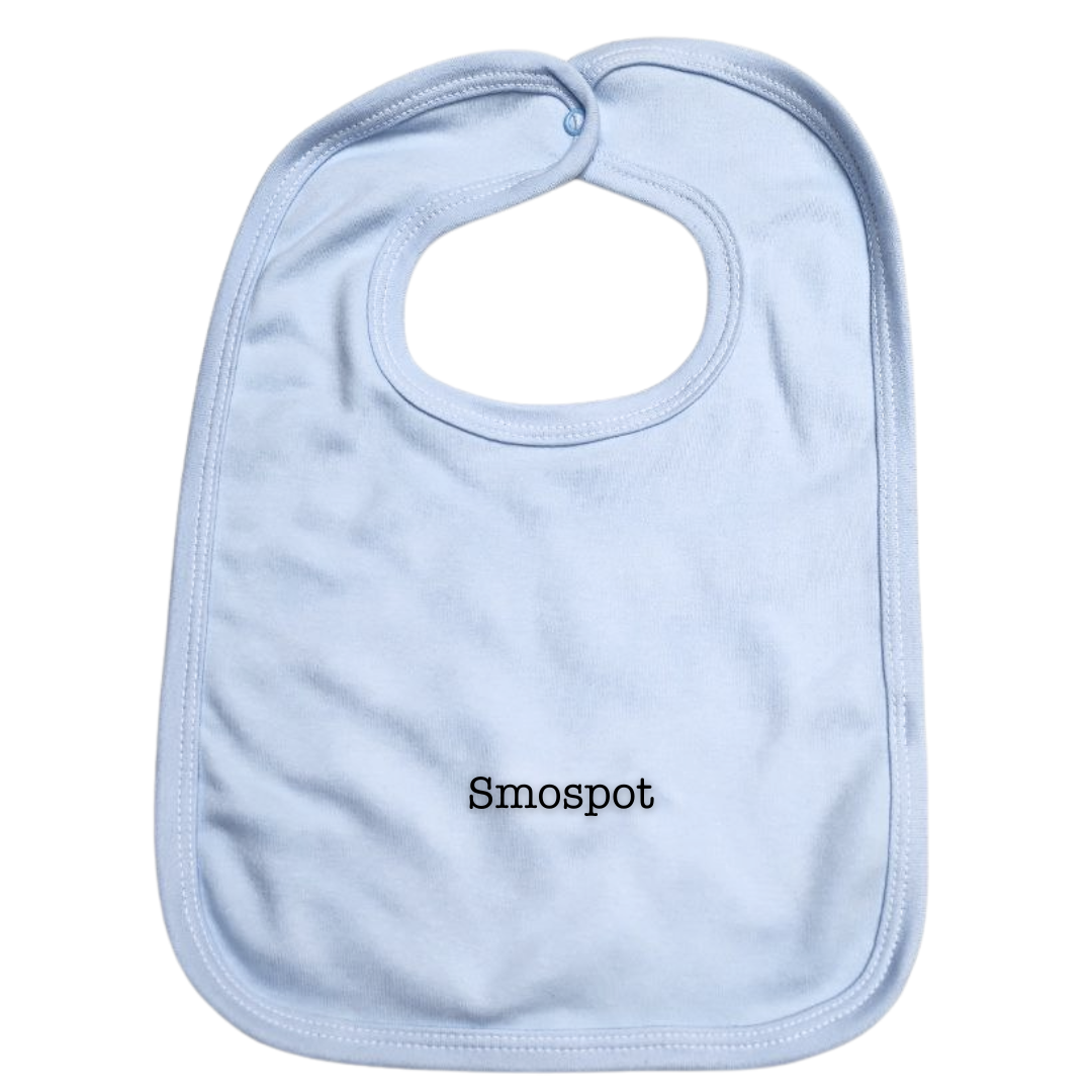 Een blauw slabbetje van katoen met de grappige tekst 'smospot'. Groot formaat, dus vangt veel vlekken op.