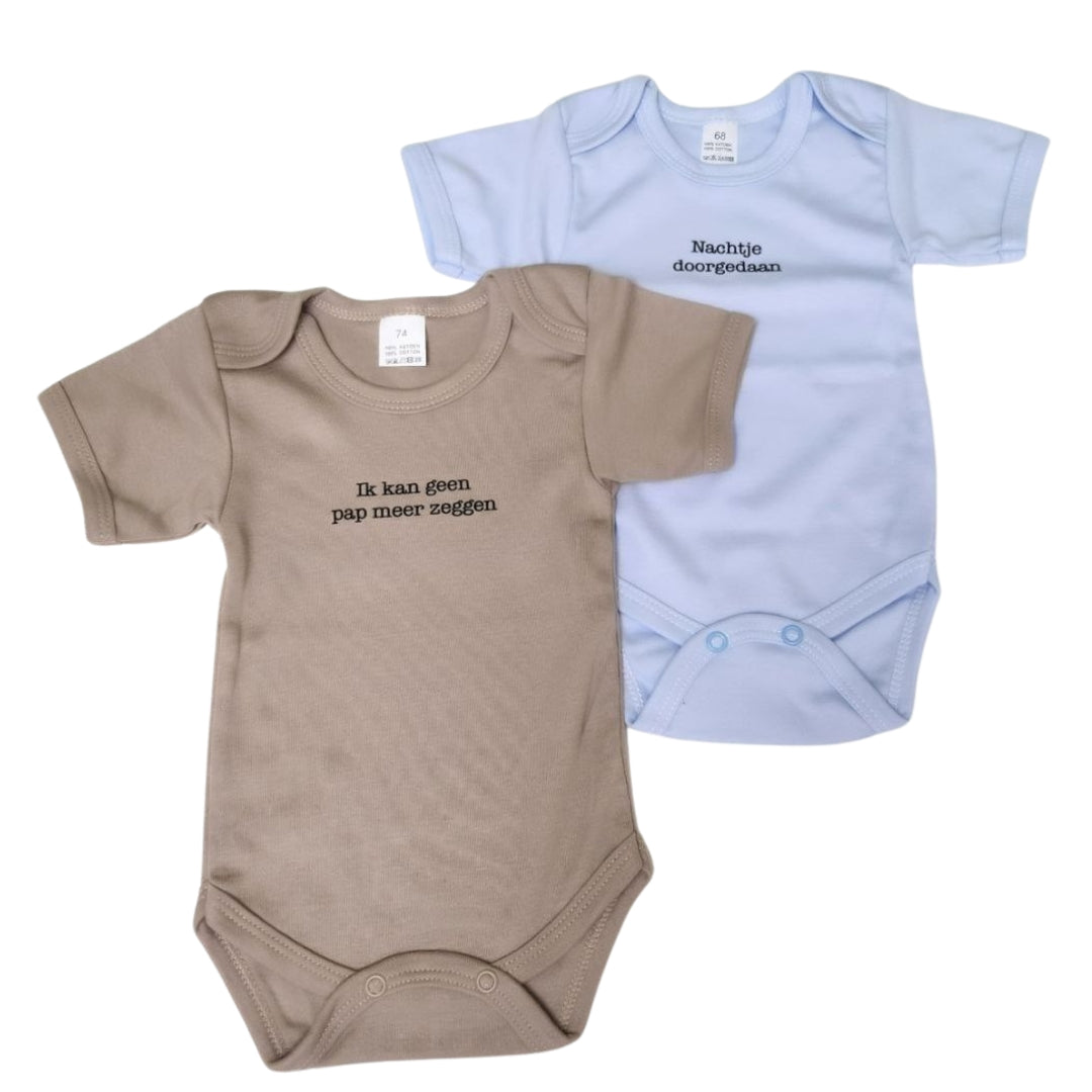 Een beige en een blauwe body voor baby's. Er staat een leuke tekst op, namelijk 'ik kan geen pap meer zeggen' en 'nachtje doorgedaan'. Leuk om als cadeau te geven aan ouders van jonge kinderen