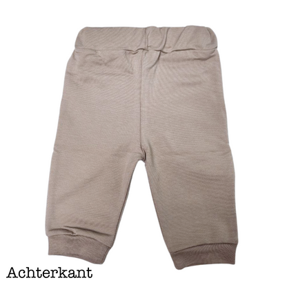 Beige, neutrale broek voor peuters en baby's. Zowel voor jongens als meisjes geschikt. Makkelijk combineerbaar met andere kledij. 