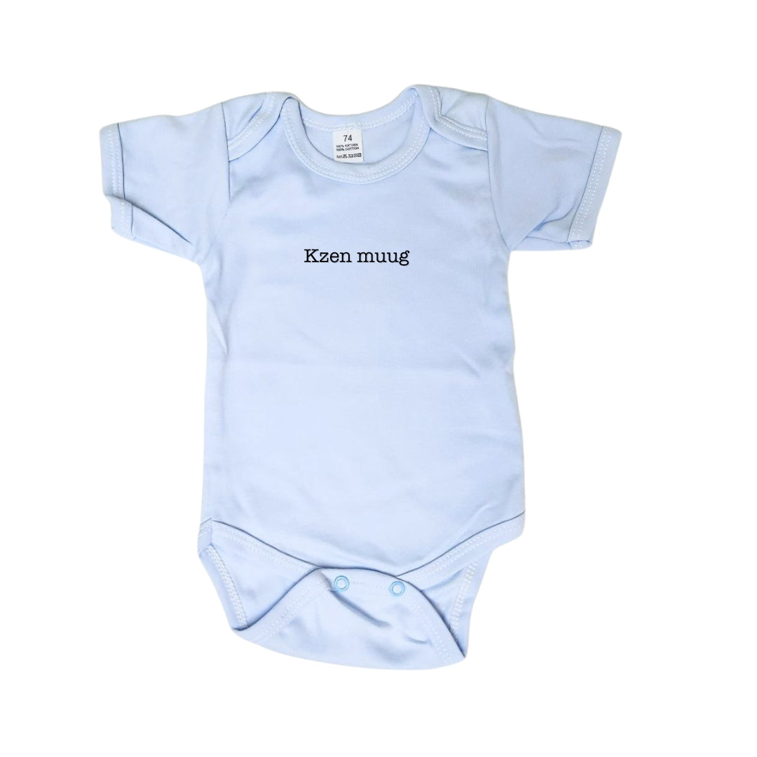 body voor baby in het blauw met de grappige tekst 'kzen muug'