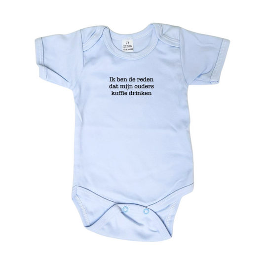 Ik ben de reden dat mijn ouders koffie drinken. Deze grappige tekst staat op een blauwe body voor baby's of peuters. Leuk als cadeau!