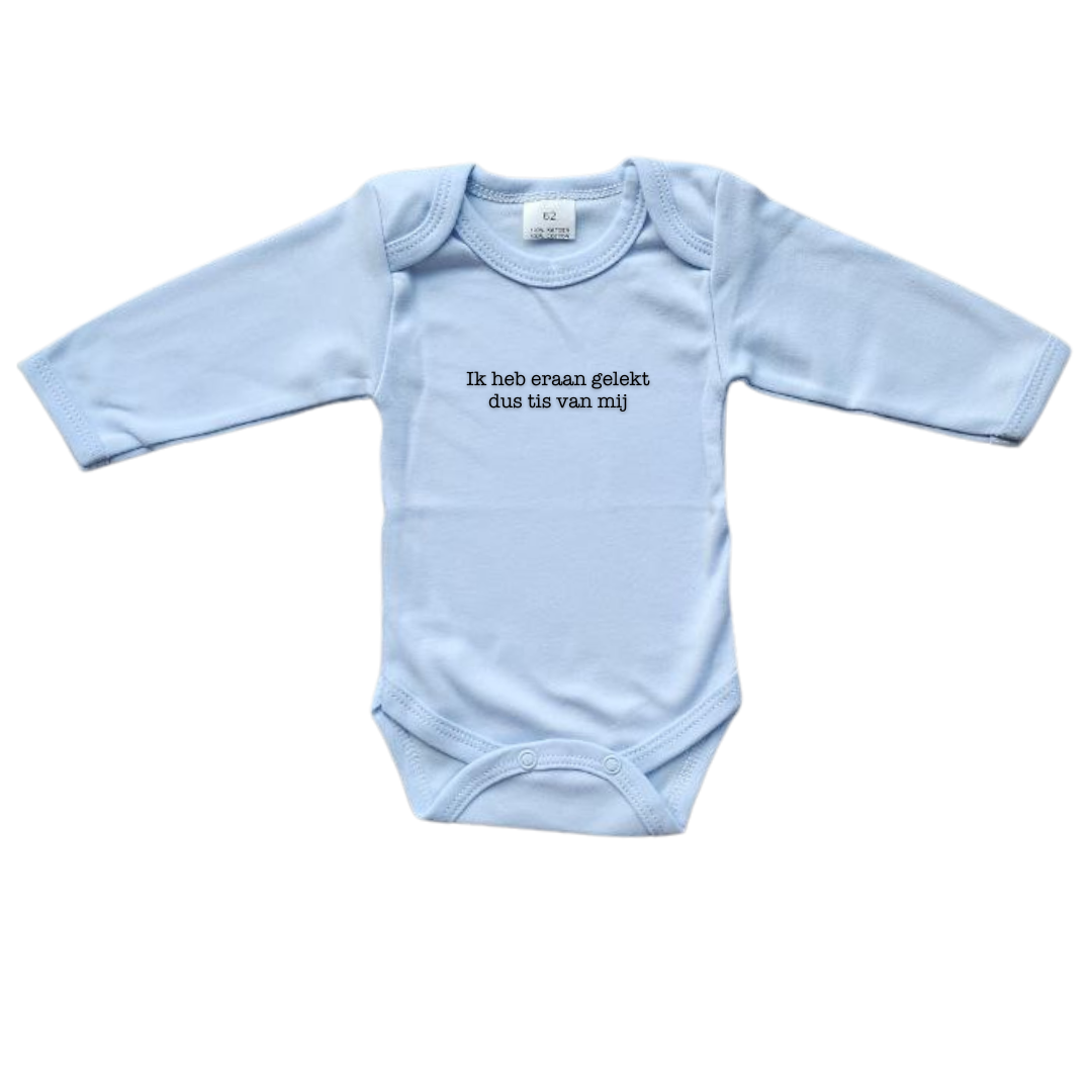 Blauwe body voor baby's met lange mouwen. De tekst 'ik heb eraan gelekt dus tis van mij' staat erop. Grappig als origineel cadeau voor ouders van jonge kindjes. 