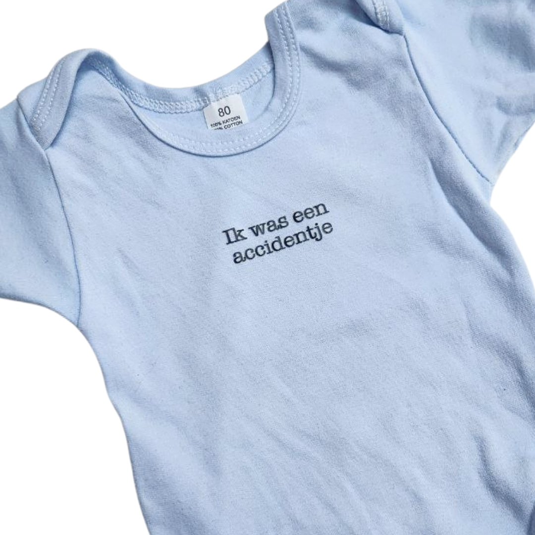 Blauwe babybody of romper met grappige tekst. Ideaal als babyshower cadeau