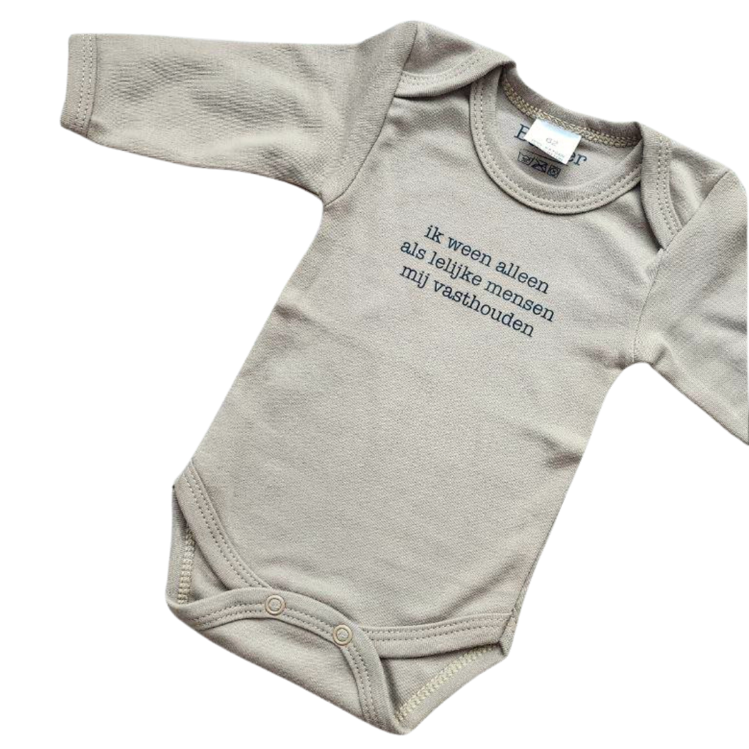 Beige body met lange mouwen. De tekst 'ik ween alleen als lelijke mensen mij vasthouden' staat erop. Een leuk cadeau voor ouders. 