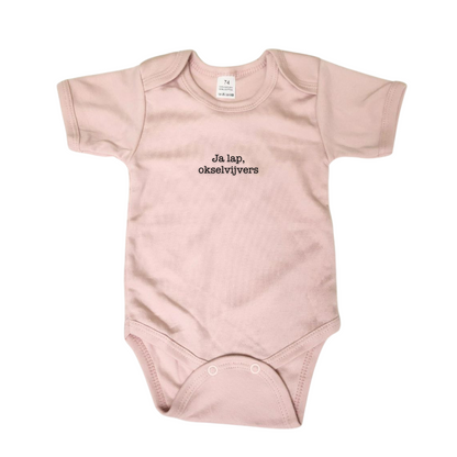 Roze rompertje voor baby's en peuters met een grappige tekst op. Een leuk babycadeau!