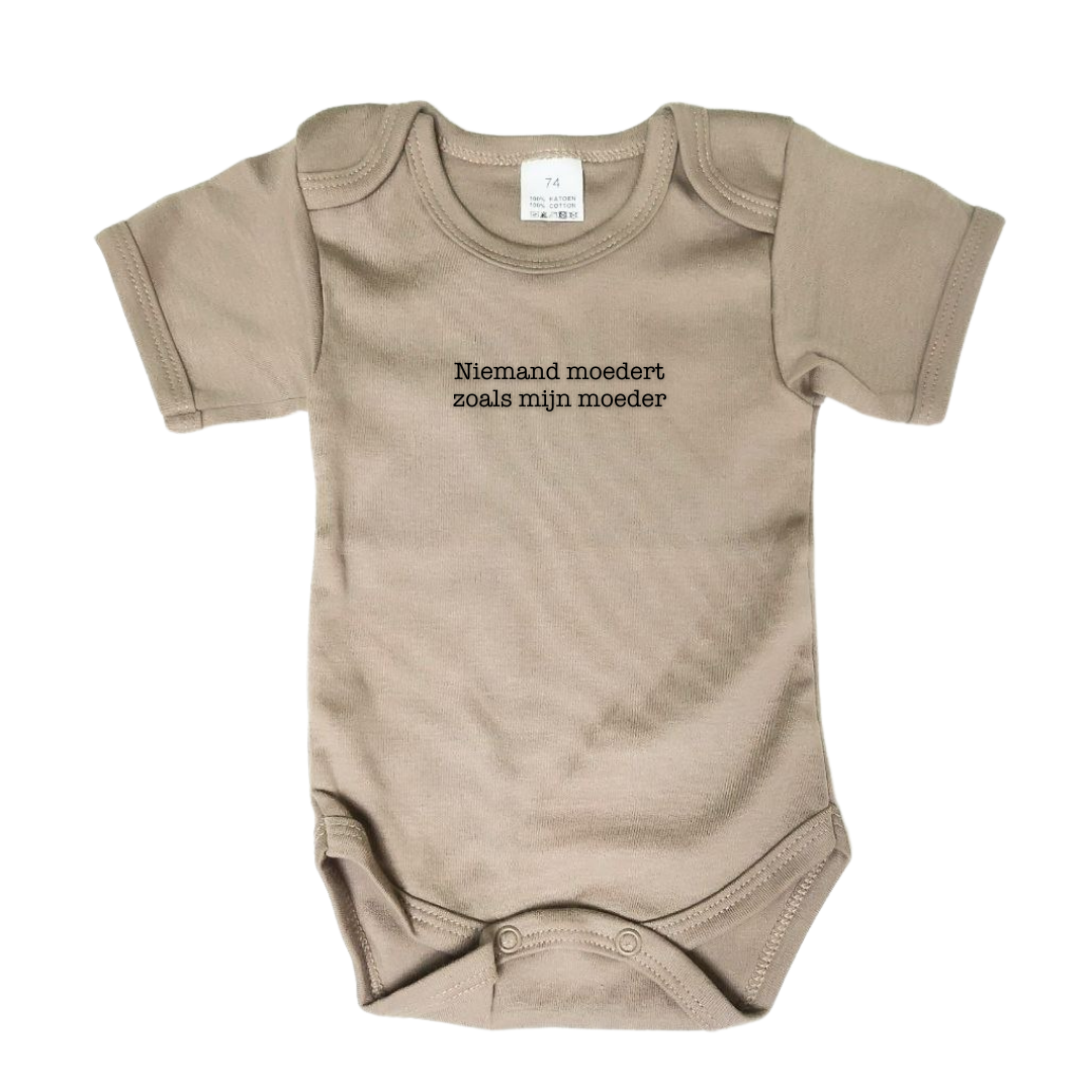 Beige body voor baby's en peuters met korte mouwen. De tekst 'niemand moedert zoals mijn moeder'. Ideaal als cadeau voor een mama. 