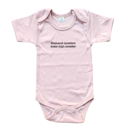 Roze body voor baby's en peuters met de tekst 'niemand moedert zoals mijn moeder'. Ideaal als moederdagcadeau voor een mama van een pasgeboren baby. 