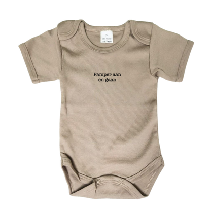 Beige body voor baby's en peuters met de grappige tekst 'pamper aan en gaan'. Leuk babycadeau