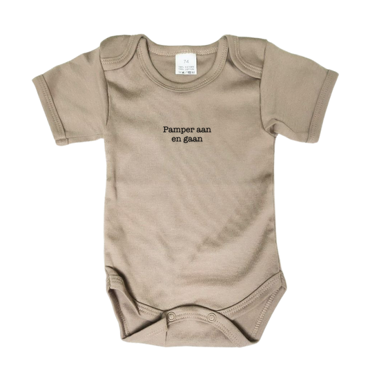 Beige body voor baby's en peuters met de grappige tekst 'pamper aan en gaan'. Leuk babycadeau