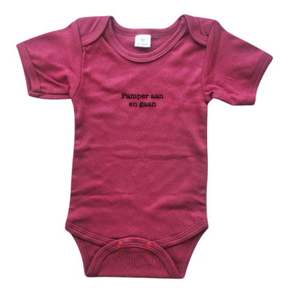 Bordeaux body met de grappige tekst 'pamper aan en gaan'. Ideaal als cadeau voor babyshowers of bij het kraambezoek. Ook leuk voor kerstmis!