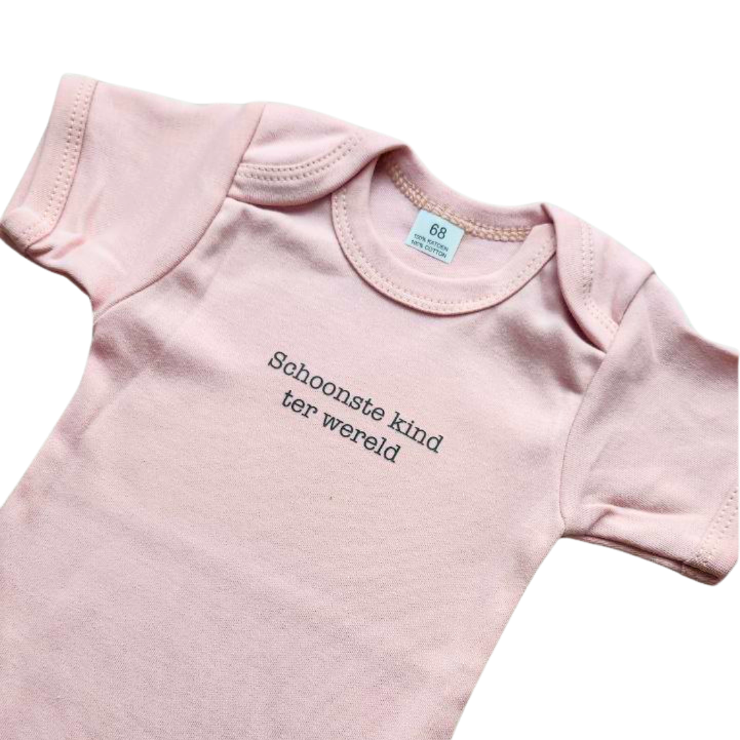 Roze romper voor baby's en peuters met de tekst 'schoonste kind ter wereld'. Perfect als cadeau voor jonge mama's en papa's, als kraamcadeau of voor een babyshower