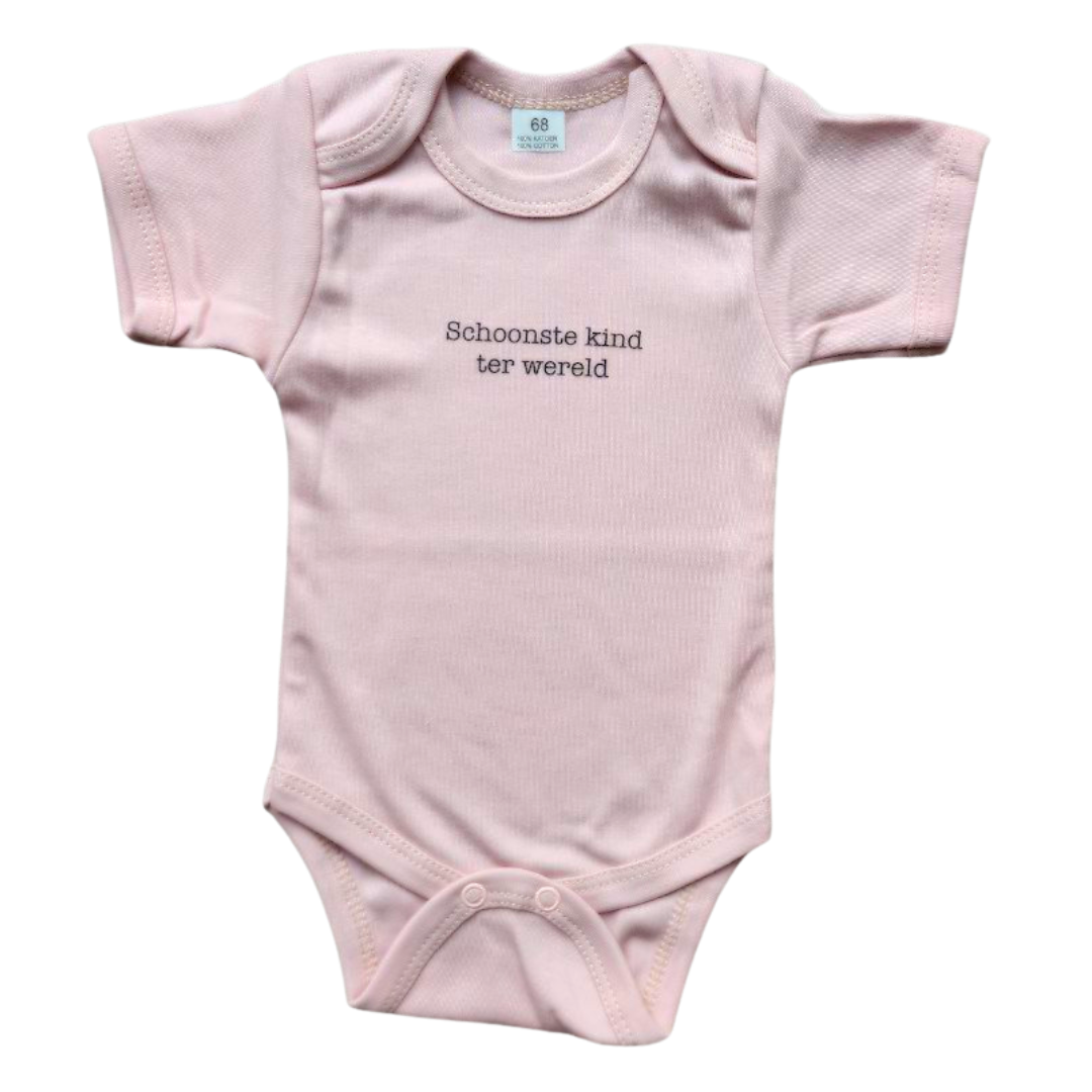 Roze body voor baby's en peuters met korte mouwen. Op de body staat de tekst 'schoonste kind ter wereld'. Deze romper is het perfecte cadeau voor kerstmis, een babyshower, een kraambezoek,... Een origineel geschenk voor ouders van jonge kindjes, mama's en papa's. 