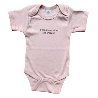 Roze body voor baby's en peuters met korte mouwen. Op de body staat de tekst 'schoonste kind ter wereld'. Deze romper is het perfecte cadeau voor kerstmis, een babyshower, een kraambezoek,... Een origineel geschenk voor ouders van jonge kindjes, mama's en papa's. 