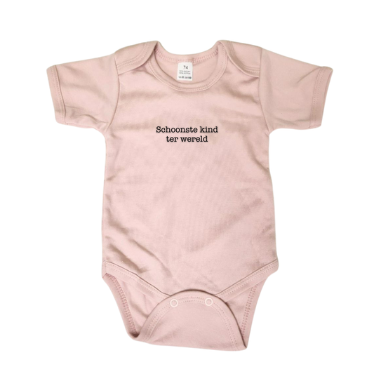 Roze body of romper voor baby's en peuters. Leuk als cadeau, want er staat een grappige tekst op. 