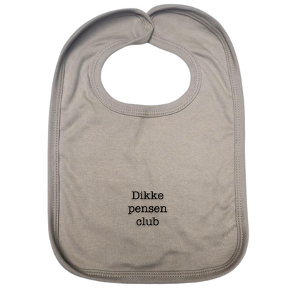 Beige slabbetje met een tekst 'dikke pensen club'. Perfect als grappig cadeau voor alle kindjes met een schattig dik buikje. 