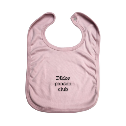 Roze slabbetje met opschrift 'dikke pensen club'. Heel leuk als grappig cadeau voor ouders van een baby of peuter