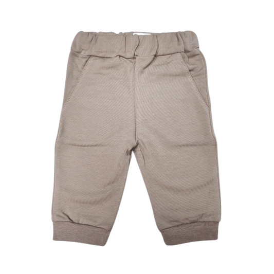 Beige broekje voor baby's, gemaakt van zacht joggingstof. Geen vervelende drukknopen of ritsen. 