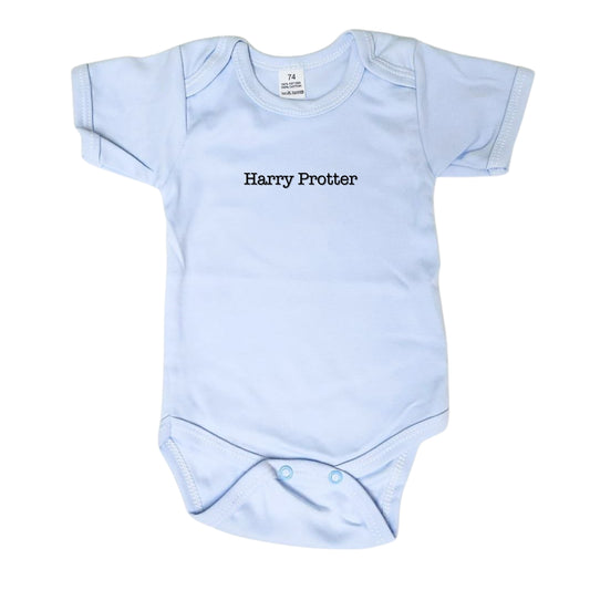 Grappige body voor baby's. Op deze blauwe body staat "Harry Protter" gedrukt. Perfect babycadeau voor de fans van Harry Potter