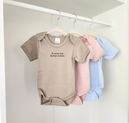 Grappige babybody's voor jongens en meisjes. Deze babybody's zijn bedrukt met een grappig citaat. Ik woon nog bij mijn ouders staat er op deze body's gedrukt.