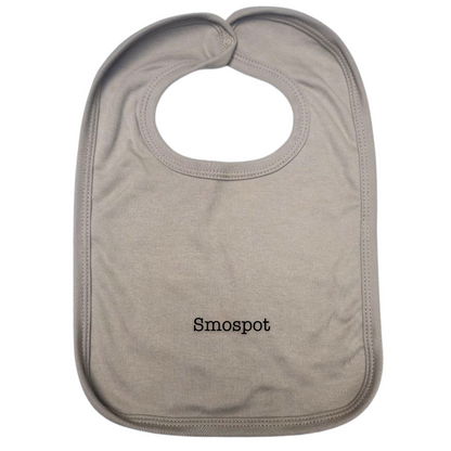 Beige slabbetje met de tekst 'smospot'. Een grappig cadeau voor ouders van kleine kindjes