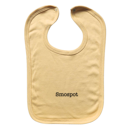 Een slabbetje in de trendkleur botergeel. Er staat de tekst 'smospot' op. Een grappig en origineel cadeau voor baby's en peuters